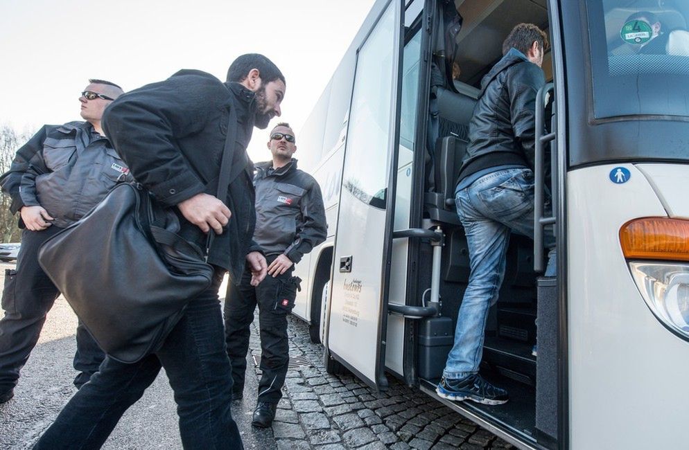 Polityk nie wytrzymał i wysłał autobus z uchodźcami do Merkel