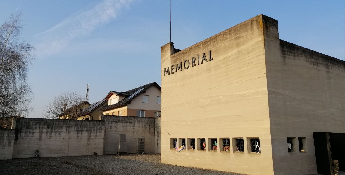 Przy byłym krematorium mieści się niewielka izba pamięci  