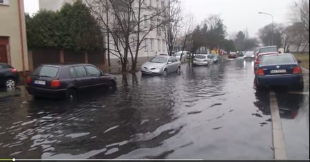 Zalane ulice, podtopione auta. Wielki wyciek w Warszawie