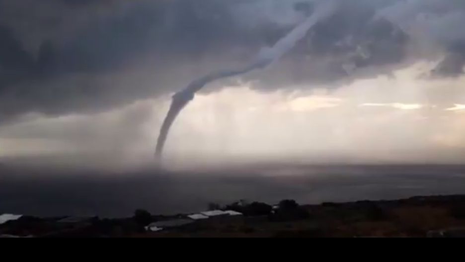 Chwilami wodne tornado osiągało naprawdę spore rozmiary.