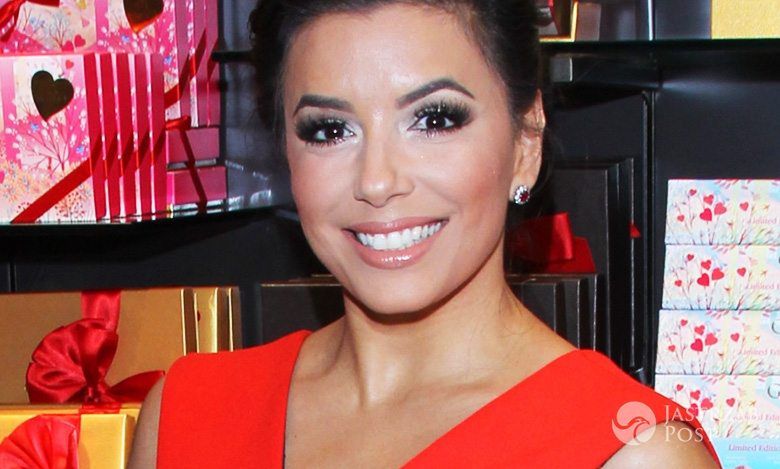 Cała w czerwieni Eva Longoria reklamuje czekoladki na walentynki. Trudniej się oprzeć jej czy słodkim łakociom? :)