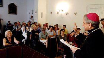 Ks. biskup Edward Janiak przedstawia racje Kurii parafianom