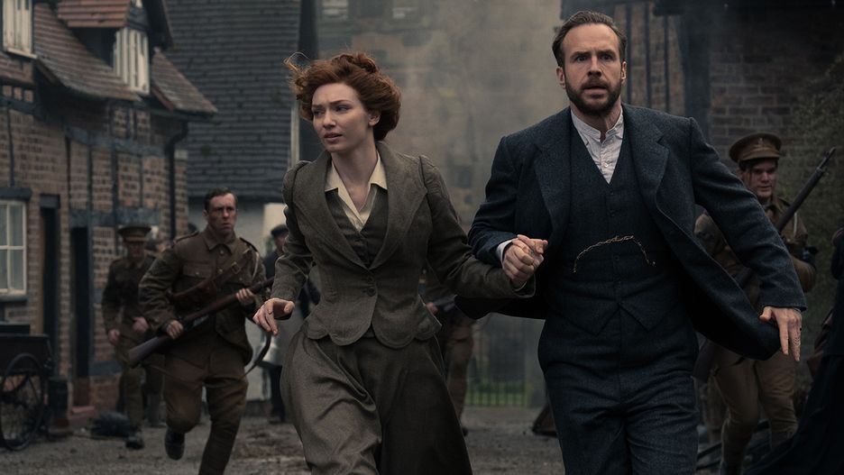 Eleanor Tomlinson i Rafe Spall w serialu "The War of the Worlds"