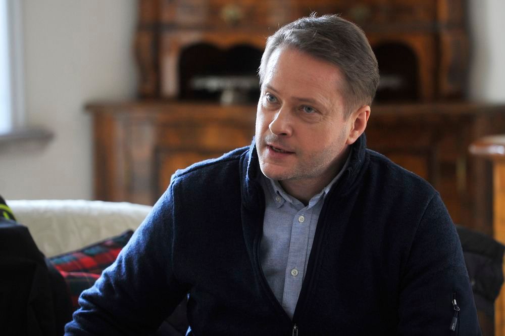 Artur Żmijewski na planie serialu "Ojciec Mateusz" 