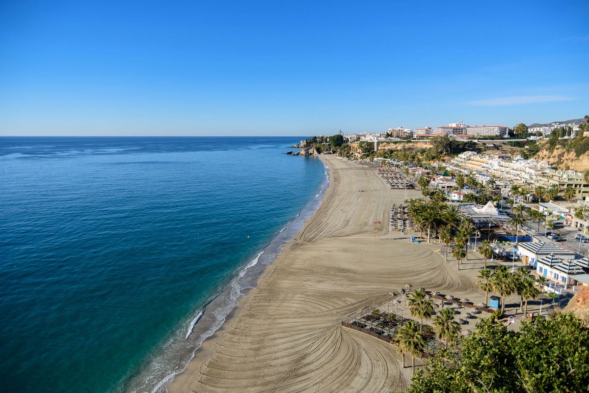 Plaża w Hiszpanii zanieczyszczona przez ścieki. Znaleziono rury w wodzie