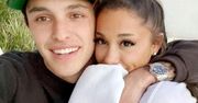 Ariana Grande zaręczyła się! Pierścionek z OGROMNYM brylantem robi wrażenie. Pokazała go w sesji z narzeczonym