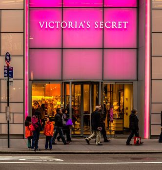 Victoria's Secret ma kłopoty. Zamknie 53 sklepy