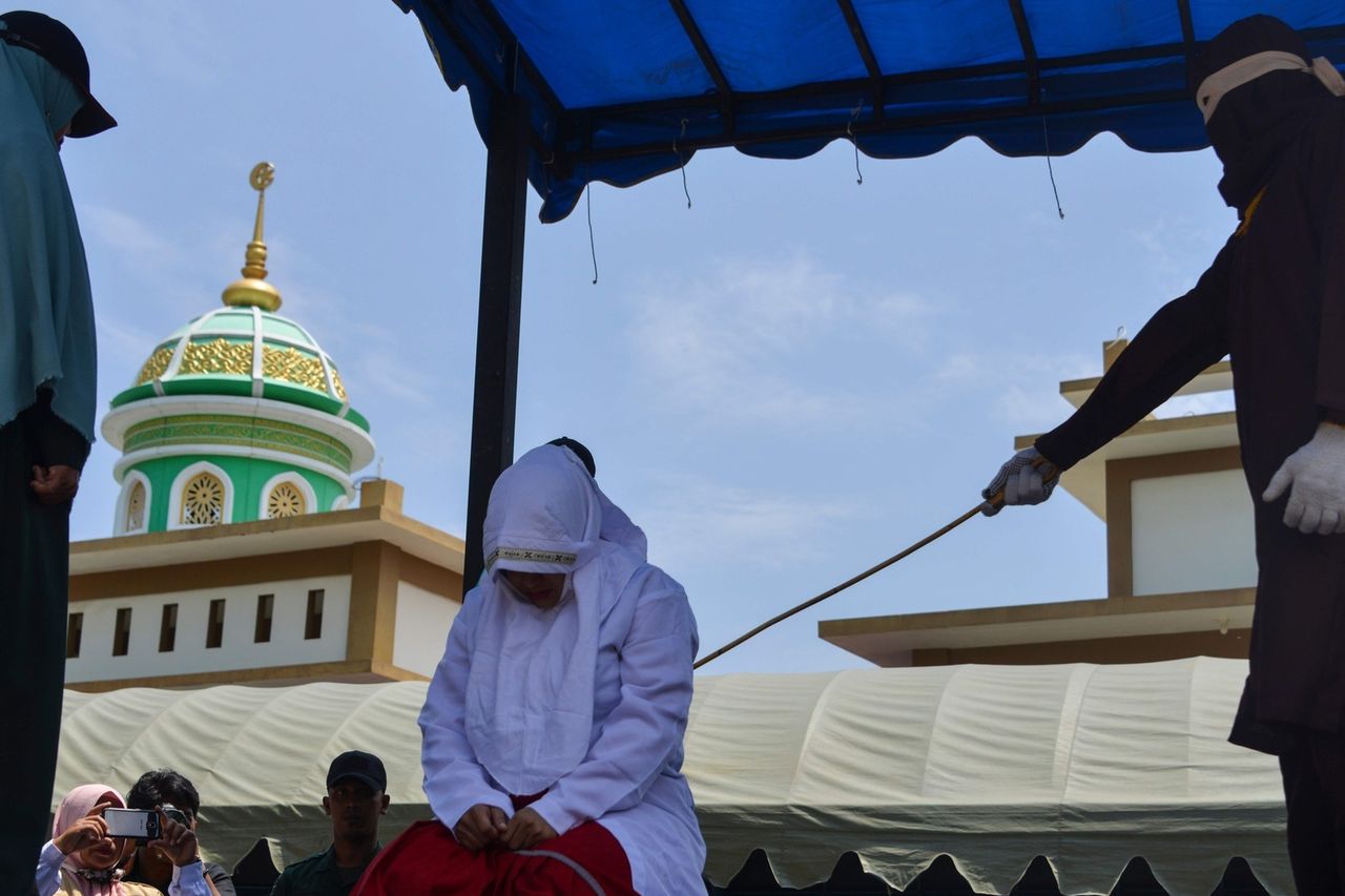 22 baty w Indonezji. Pobito pary za publiczne okazywanie uczuć