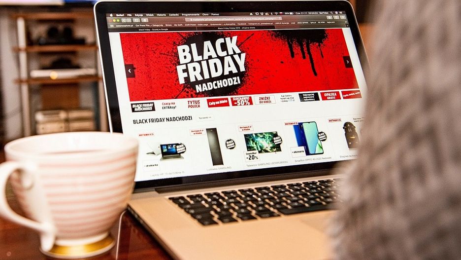 43 proc. młodych Polaków czeka na oferty w ramach Black Friday.