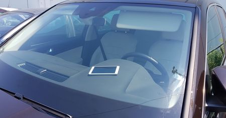 Auto w pełnym słońcu i smartfon w środku. Sprawdziliśmy, co się stanie ze sprzętem