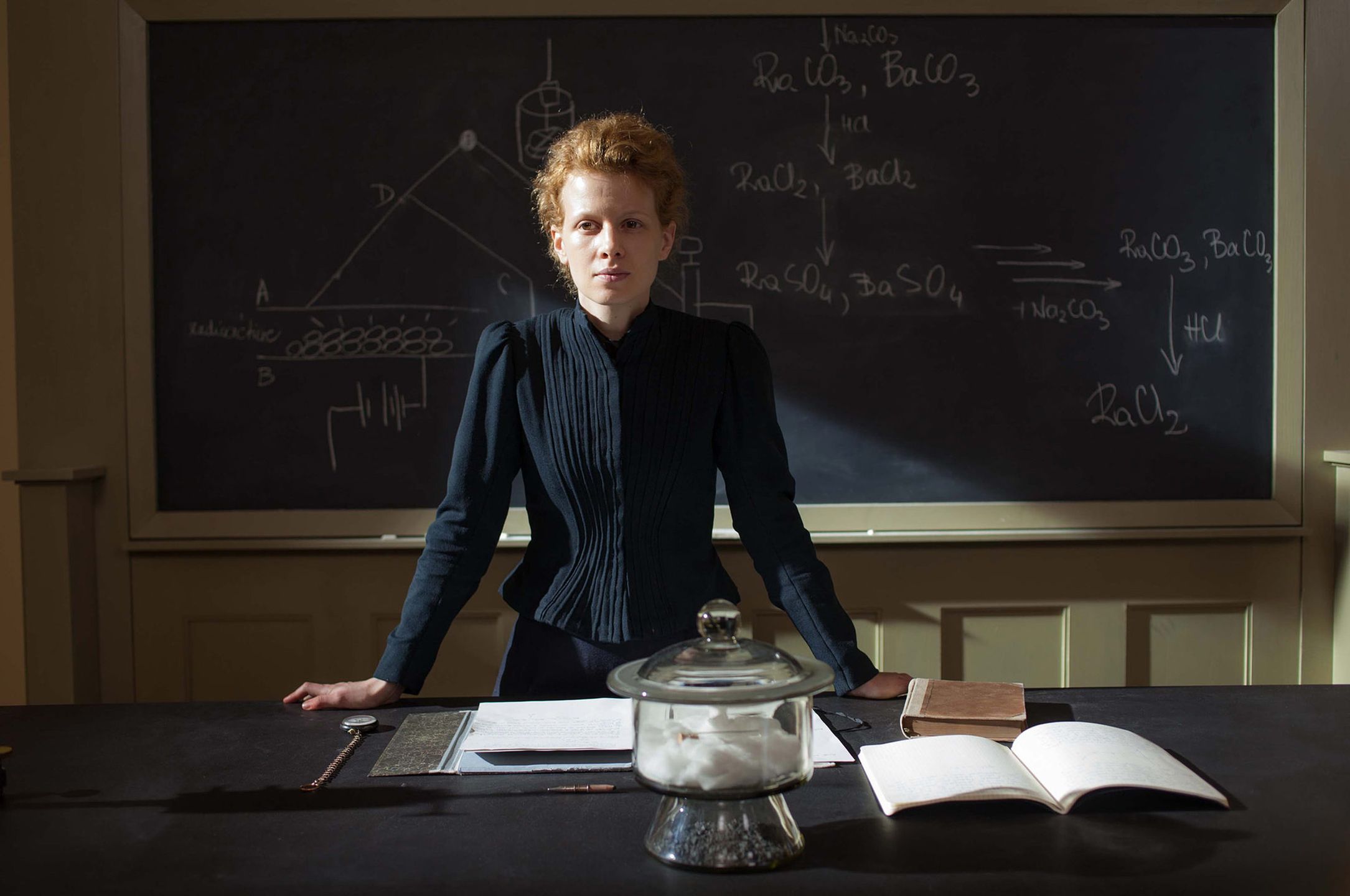 Kadr z filmu "Maria Skłodowska-Curie" z Karoliną Gruszką w roli głównej