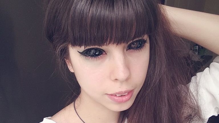 Anoxi Cimeriesi, dziewczyna, która straciła wzrok po wytatuowaniu sobie gałek ocznych.