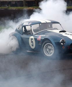 Wypadł z bagażnika BMW. Wypadek przed marketem w Radomsku