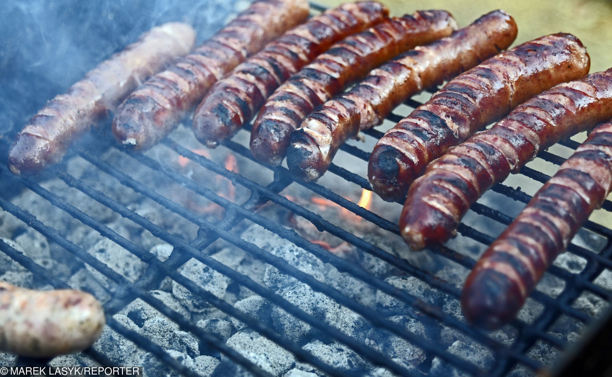 Mimo że kiełbasa nie jest w ogóle polecana do pieczenia na grillu, Polacy chętnie wrzucają ją na ruszt.