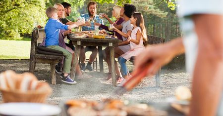 Przekąski na grill: jakie produkty wybrać i jak je przygotować?