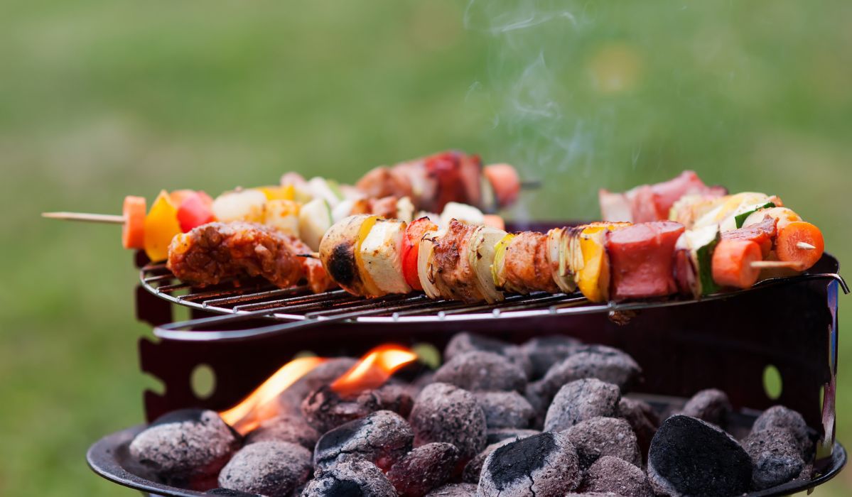 Szaszłyki drobiowo-warzywne na grillu, Fot. Canva