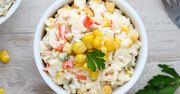 Popularny, rybny przysmak do sałatki. Co siedzi w surimi?