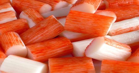 Krabowe tylko z nazwy? Miazga rybna, tona zagęstników i aromatów