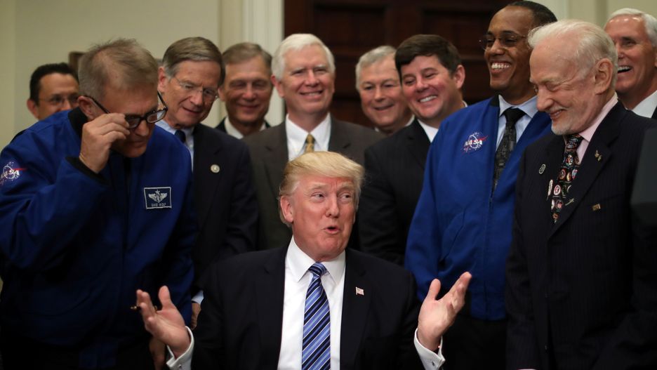 Donald Trump w towarzystwie astronautów z NASA i Buzza Aldrina, drugiego człowieka na księżycu