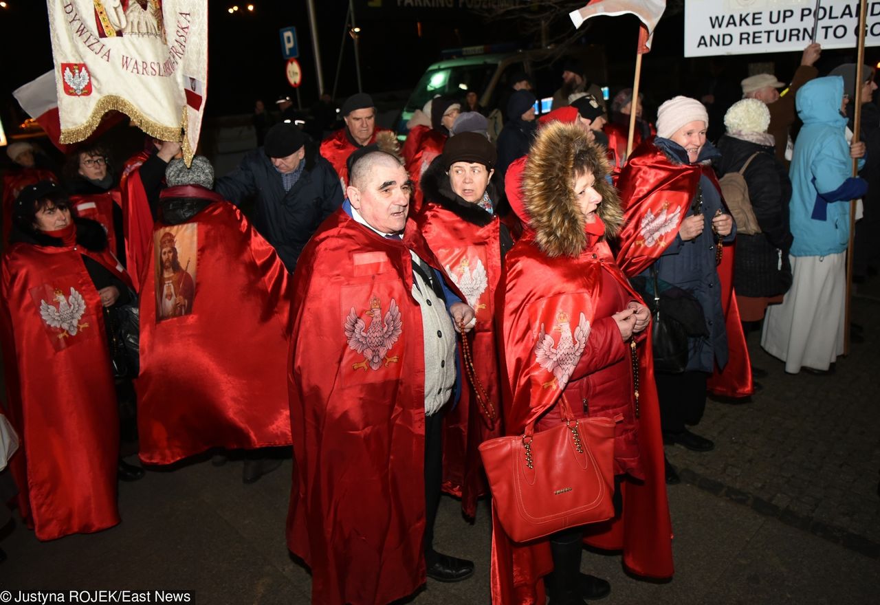 Toruń. Protest przeciwko wystawie artystki. Wspólna modlitwa i różaniec