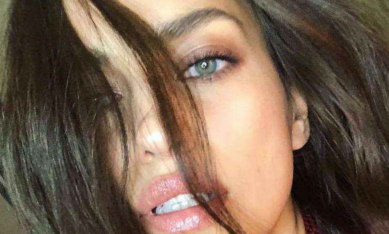 Tak kusić potrafi tylko seksowna Irina Shayk! Słynna Rosjanka w samych stringach eksponuje swoje obłędne pośladki!!