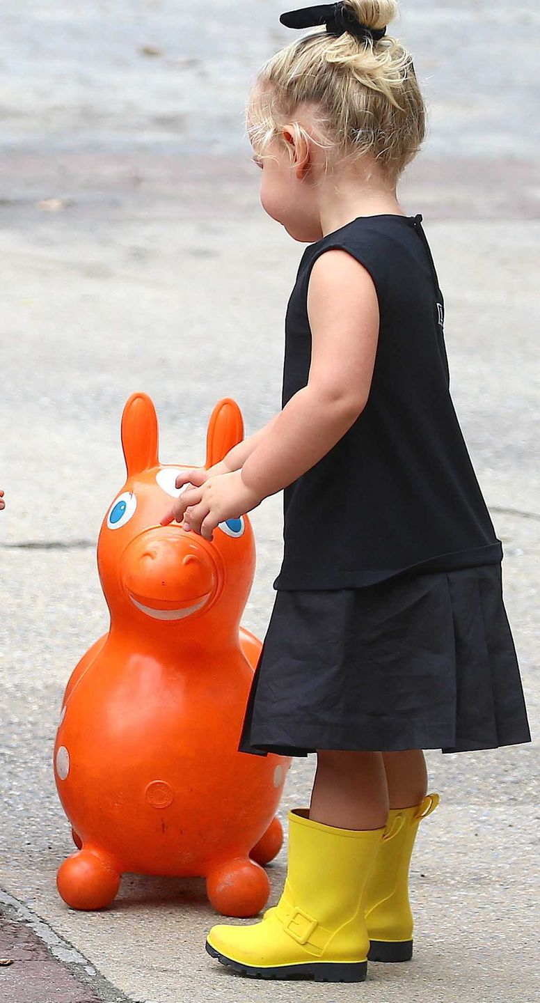 Irina Shayk na spacerze z córką