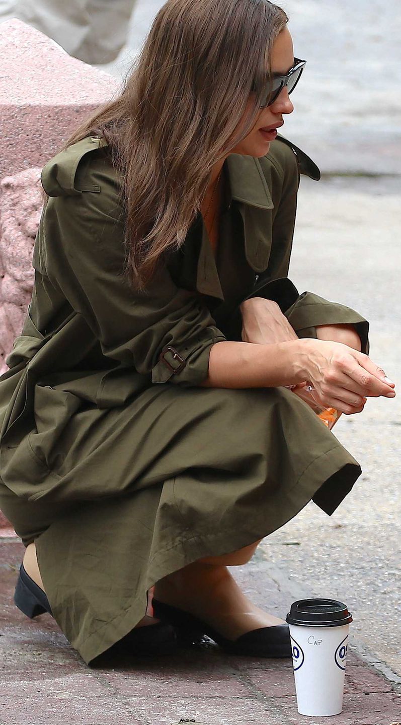 Irina Shayk na spacerze z córką