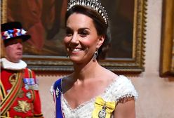 Kate Middleton włożyła na bal niebieską szarfę. Oznacza bardzo ważne wyróżnienie