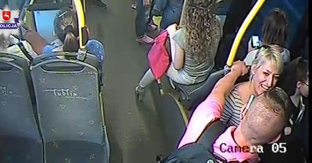 Ta złodziejka nie miała żadnych oporów. Bezczelna kradzież w autobusie