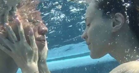 Marina całuje Wojciecha Szczęsnego pod wodą! Jak oni się kochają! [WIDEO]