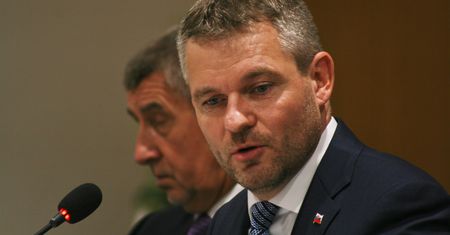 Premier Słowacji miał wypadek. Jego samochód zderzył się z jeleniem