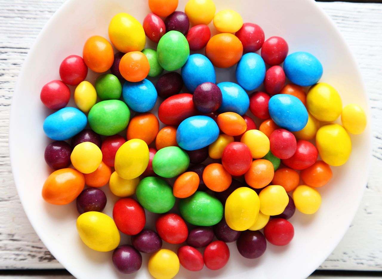 Odróżnisz cukierki M&M's od Skittles? Do dzieła!