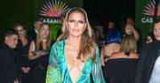 Lisa Rinna przebrała się za Jennifer Lopez. Dekolt do pępka