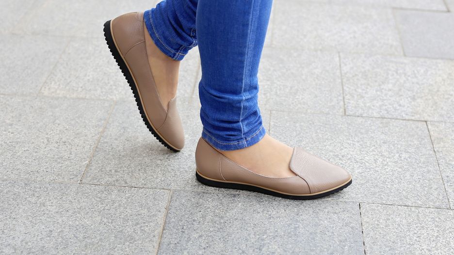 Jasne baleriny to odpowiednie buty do stylizacji na cieplejsze, wiosenne dni