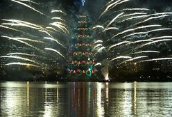 Najwyższa pływająca choinka świata rozbłysła