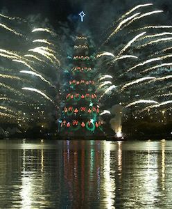 Najwyższa pływająca choinka świata rozbłysła