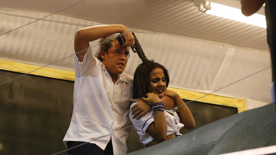 Scena napadu odegrana przez szkołę samby Beija Flor podczas zwycięskiego pokazu na Sambodromie w Rio