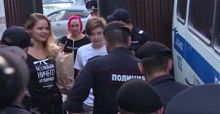 Członkowie Pussy Riot wypuszczeni z więzienia. Aresztowani tuż po przekroczeniu bramy