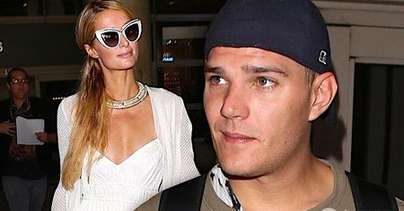 Paris Hilton z niechlujnym chłopakiem o polskich korzeniach na lotnisku. Ona jak dama, a on? Zobaczcie jego bluzę
