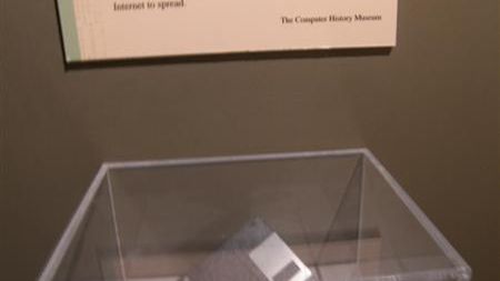 Dyskietka zawierająca kod źródłowy robaka Morrisa w bostońskim Museum of Science