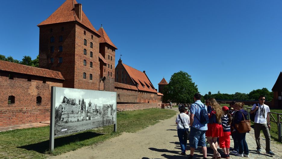 Malbork. Dwie 15-latki odpowiedzą za zniszczenie zabytkowych murów