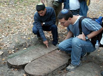 Izraelscy oficerowie porządkowali lubelski kirkut