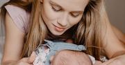 Córka Agnieszki Kaczorowskiej skończyła miesiąc! Z tej okazji gwiazda pokazała nową sesję z córką i mężem
