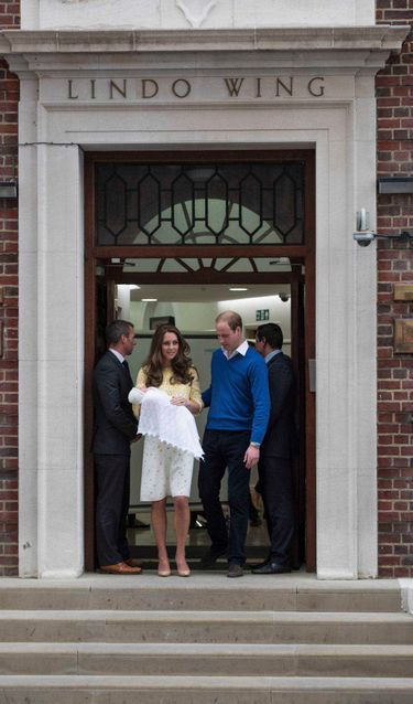 Księżna Kate i książę William z księżniczką Charlotte przed wejściem do St. Mary's Hospital Lindo Wing