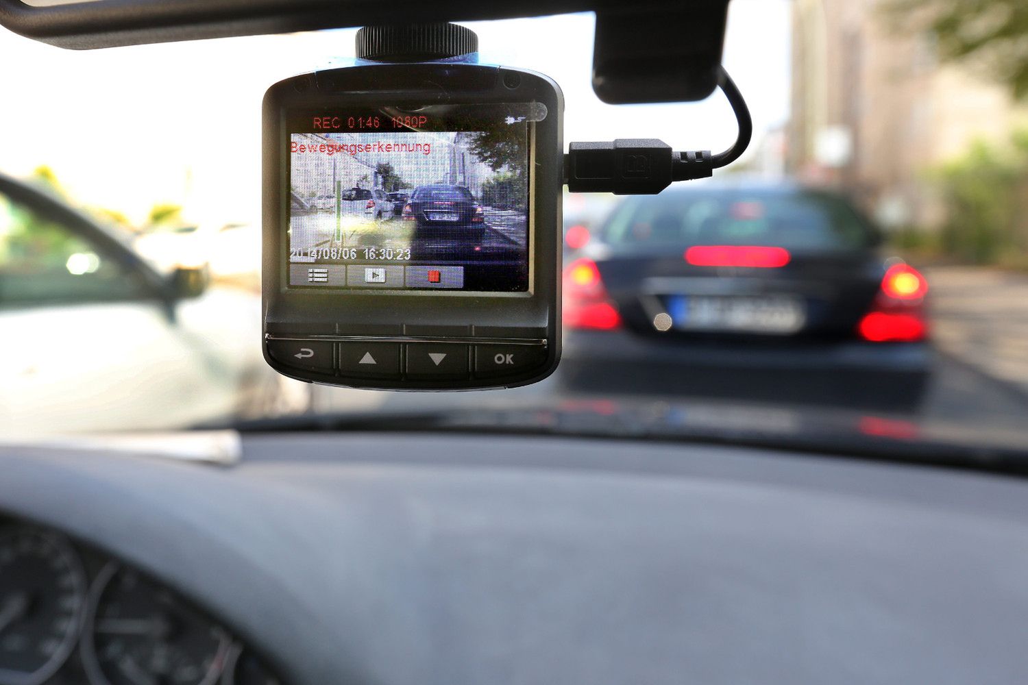 Na policję trafia coraz więcej nagrań - głównie za tamowanie ruchu  
