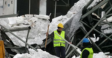 Trwa rozbiórka hali - ciężki sprzęt na gruzowisku