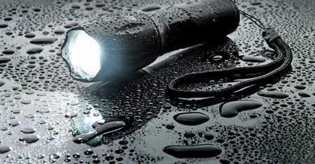 Latarka do kieszeni. Daleki zasięg i sporo lumenów
