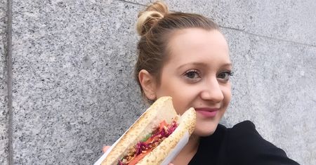 Dania przygotowywane bez rękawiczek, składniki niewiadomego pochodzenia. Przykra prawda o polskim fast foodzie
