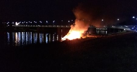 Warszawa. Płonie barka przy Moście Łazienkowskim