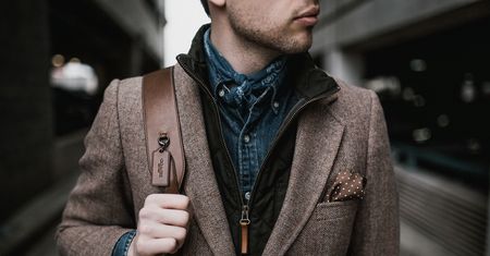 Marynarka do jeansów. Doradzamy dobre modele w różnych stylach